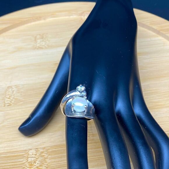 Ladies 925 silver ring with 3/8” cultured pearl and 3/16” white stone sz 7 - Picture 4 of 13